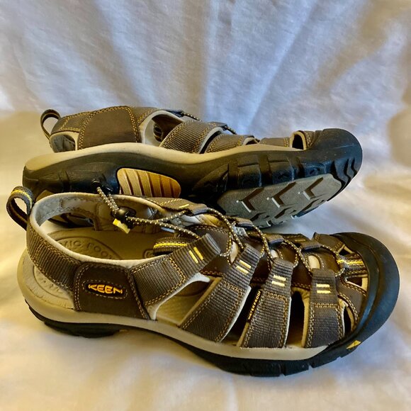 LIKE NEW, Men's SZ 11.5, KEEN Newport H2 Sandals in Raven Aluminum - Picture 2 of 10
